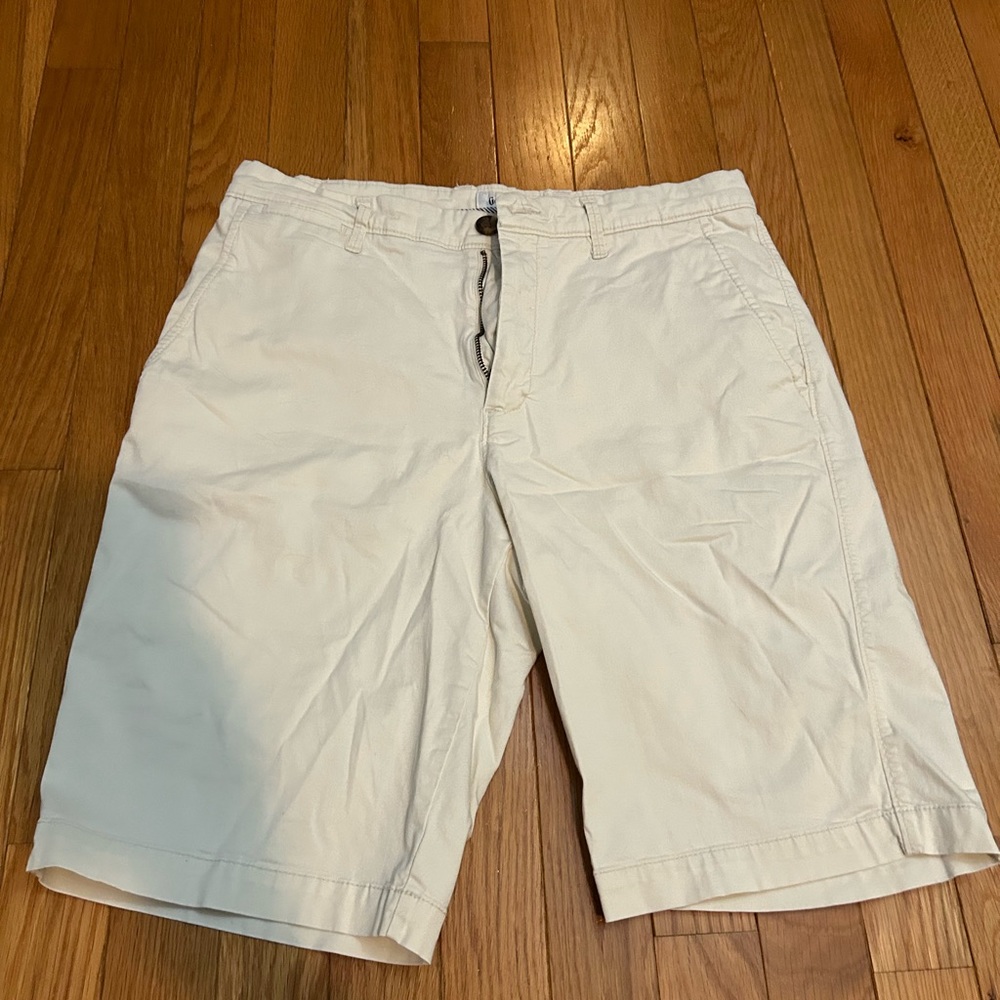 Men’s cream flat front shorts size 30 waist
